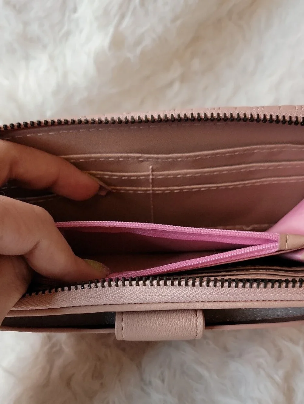 NWT Quilted Badgley Mischka Blush Wristlet w/ Separate Phone Compartment